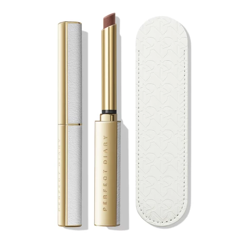 WHY IT'S SPECIAL:
A stiletto-inspired lipstick comes in velvet-smooth and luxe matte formula that offers you full and sumptuous lips.
With the sleek gold case inspired by stiletto heels, the Rouge Intense Velvet Slim Lipstick series comes with a delicate white leather bag and celebrates incredible fashion as well as female confidence.
LOOK：https://www.perfectdiary.com/products/rouge-intense-velvet-slim-lipstick